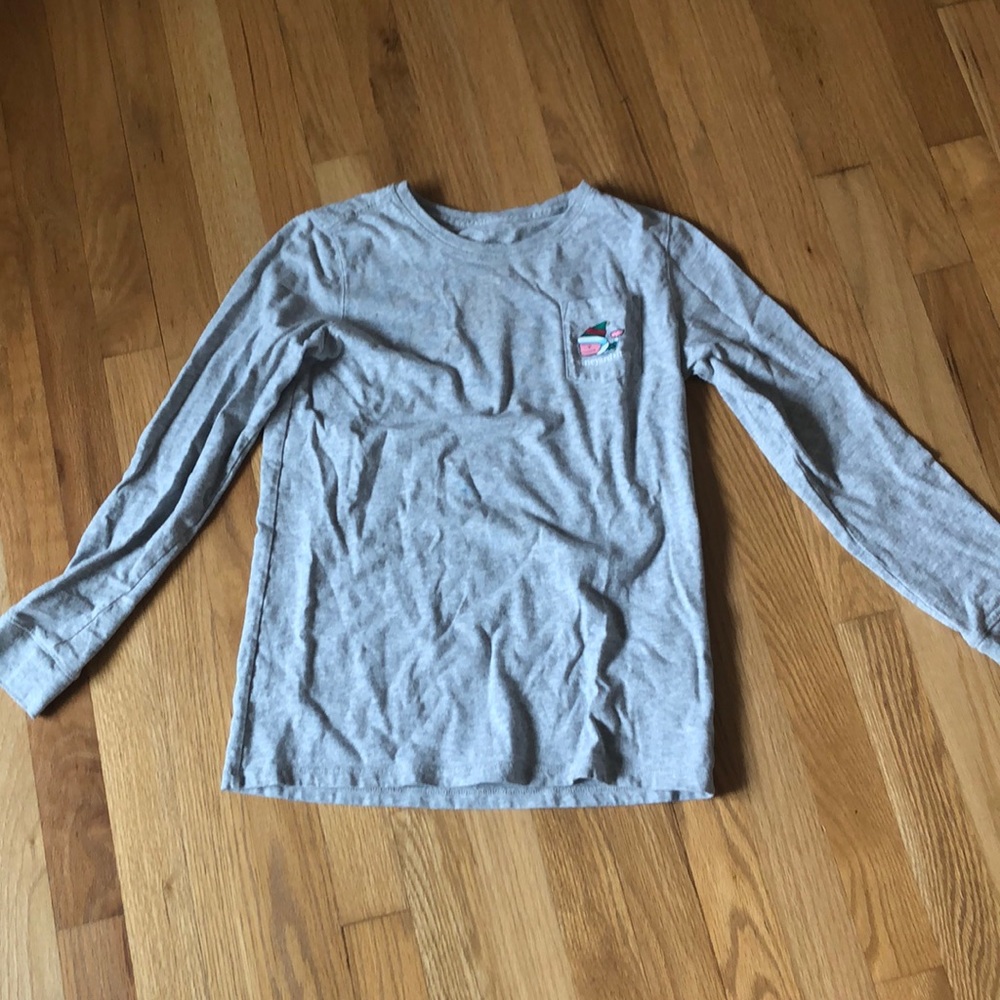 Gray vineyard vines shirt